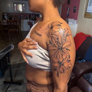 Black & Grey + Floral flowers tattoo on Shoulder by 6hosted on TattMe