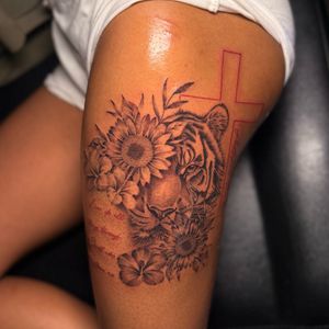 Black & Grey + Floral tiger tattoo on Thigh by tattoo.banditt on TattMe
