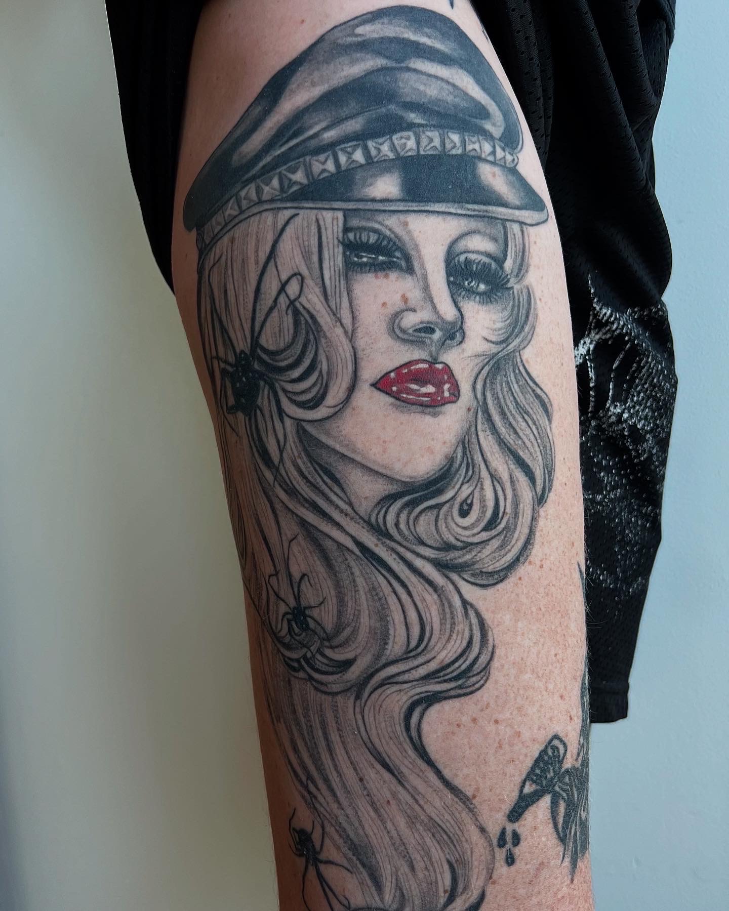 Black & Grey + Illustrative woman tattoo on Thigh by Q_tattoo on TattMe