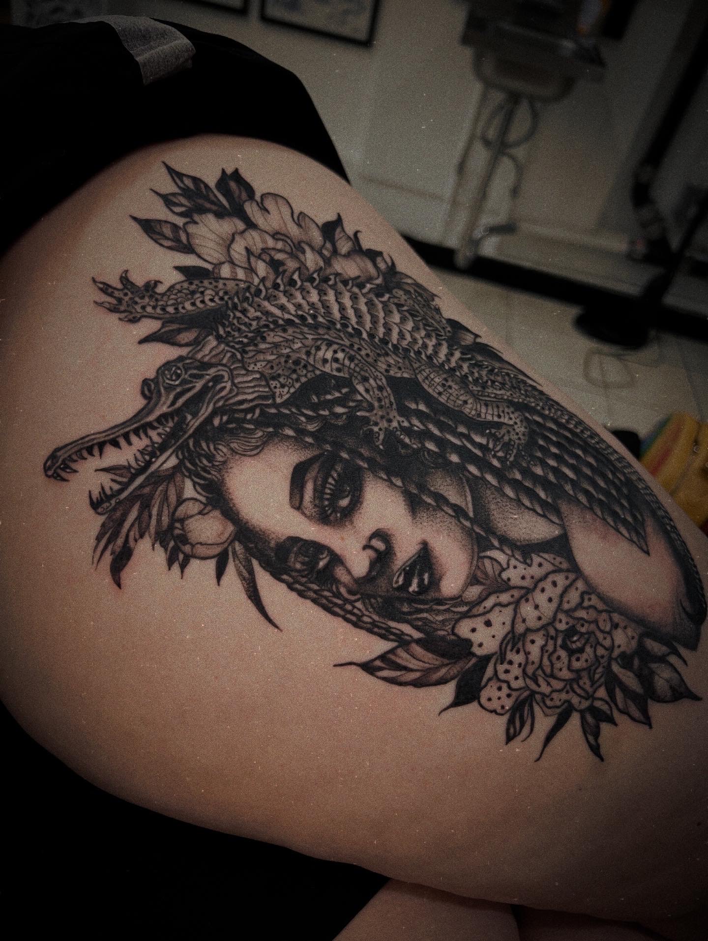 Black & Grey + Illustrative woman tattoo on Thigh by Q_tattoo on TattMe