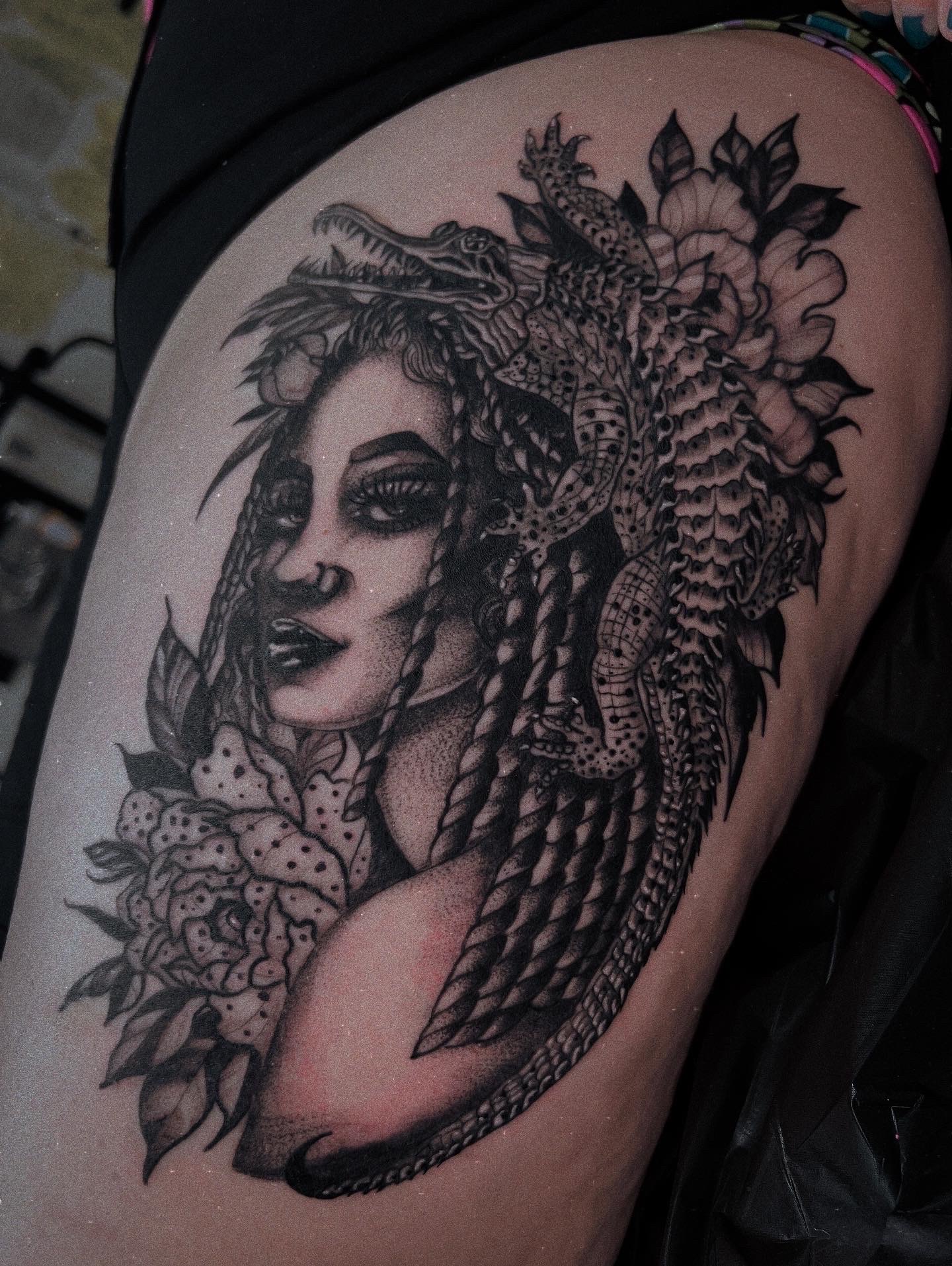 Black & Grey + Illustrative woman tattoo on Thigh by Q_tattoo on TattMe